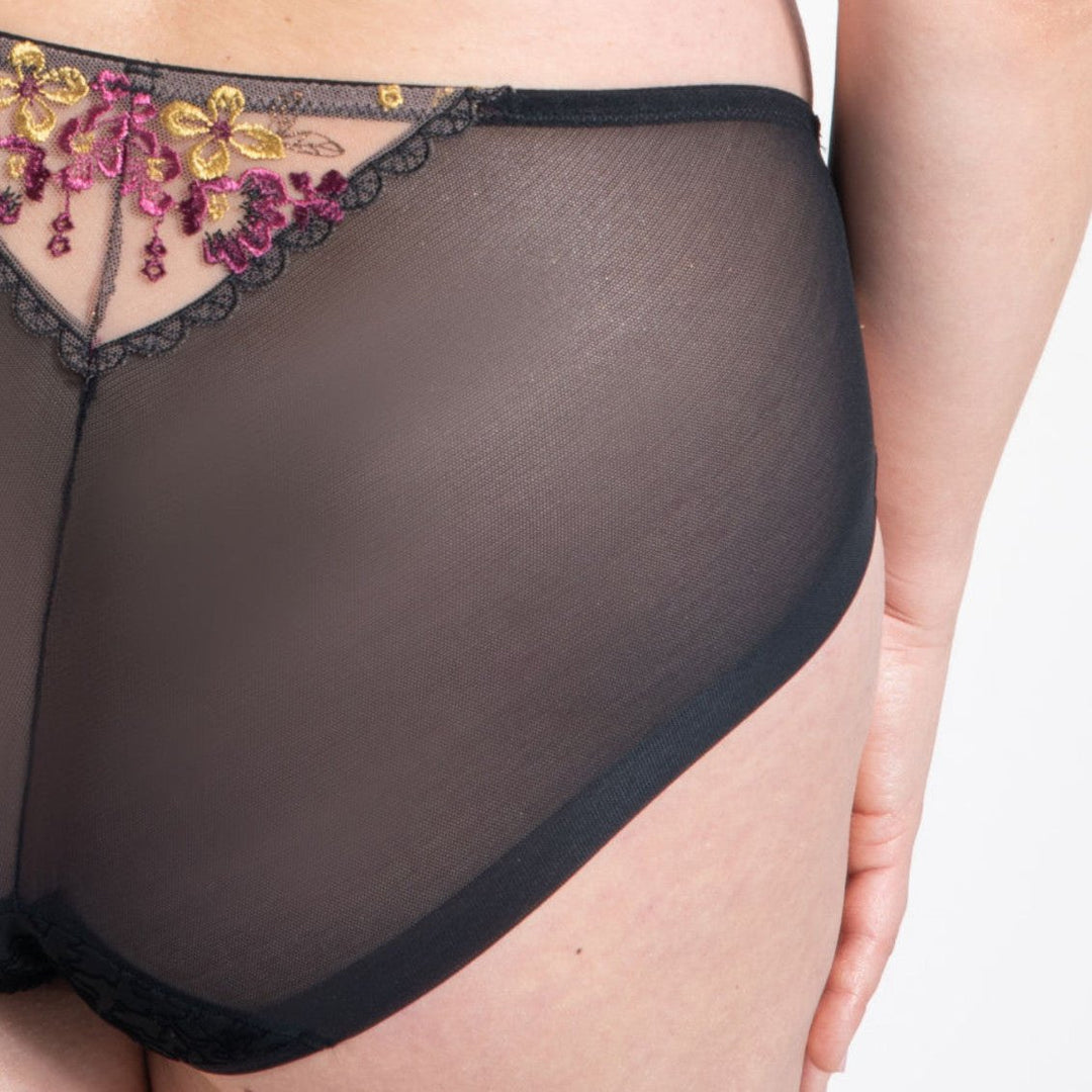 Ramona Brief | Black Garden