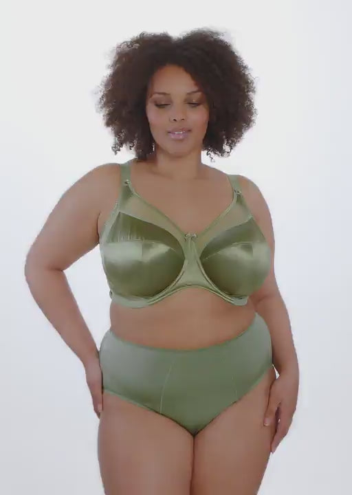 Plus size bra in movement